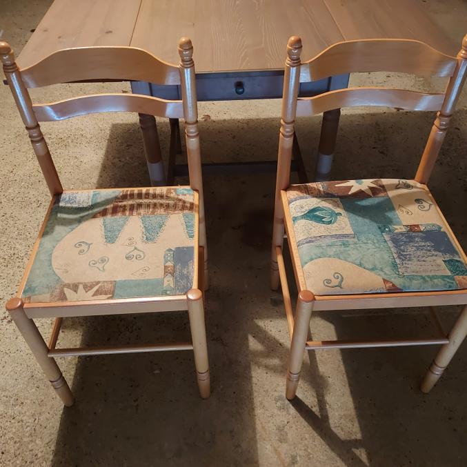 TABLE DE CUISINE ET CHAISES