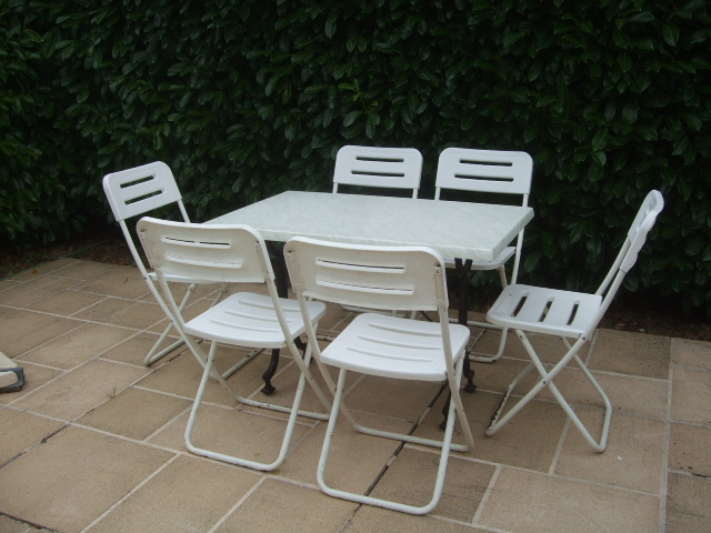 Table bistrot & chaises