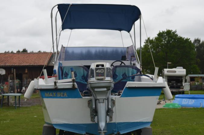 Bateau avec remorque