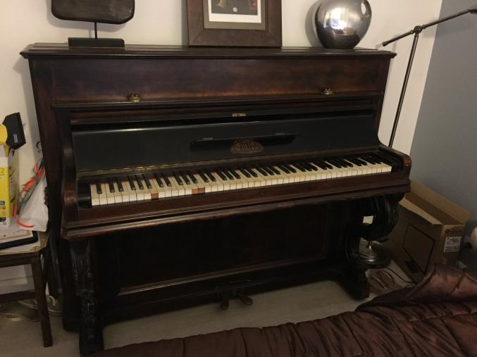 Piano de pied marron ancien Srard