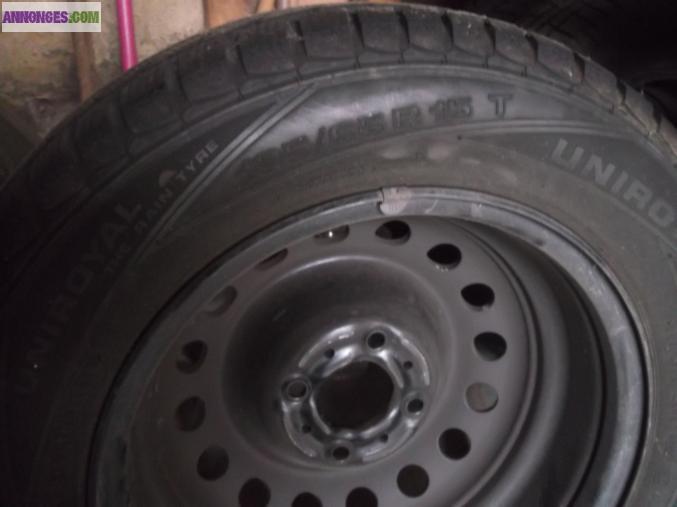 Vends pneus neige avec jantes