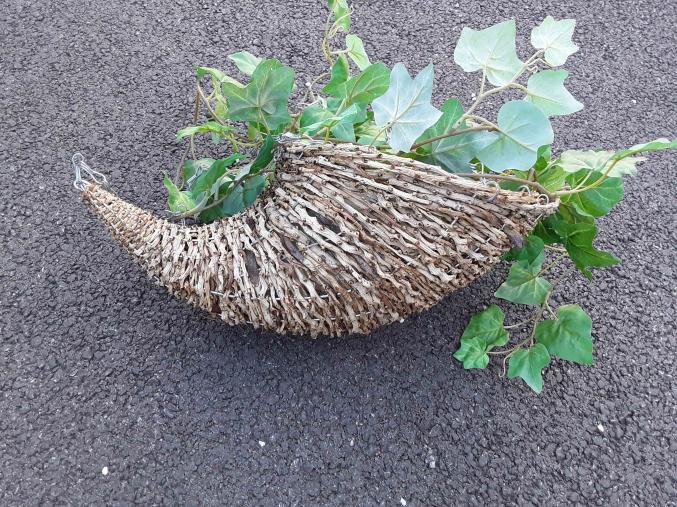 Panier suspendu en forme de corne