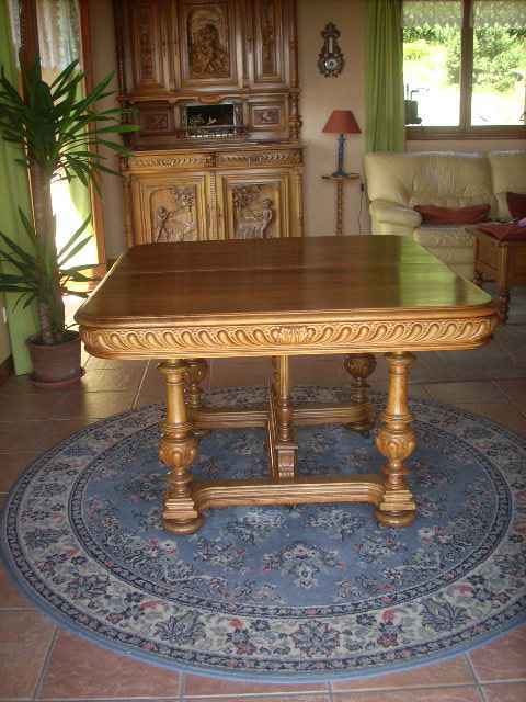 Table en noyer massif français, style henri ii
