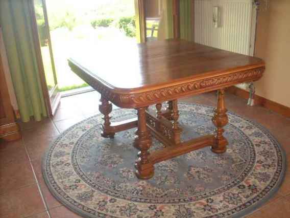 Table en noyer massif français, style henri ii