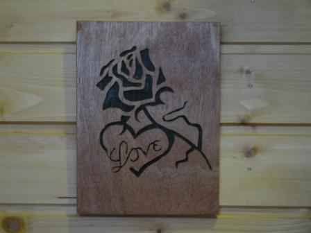 Tableau d'une rose et love en chantourné