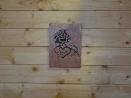 Tableau d'une rose et love en chantourné