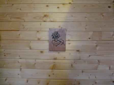 Tableau d'une rose et love en chantourné