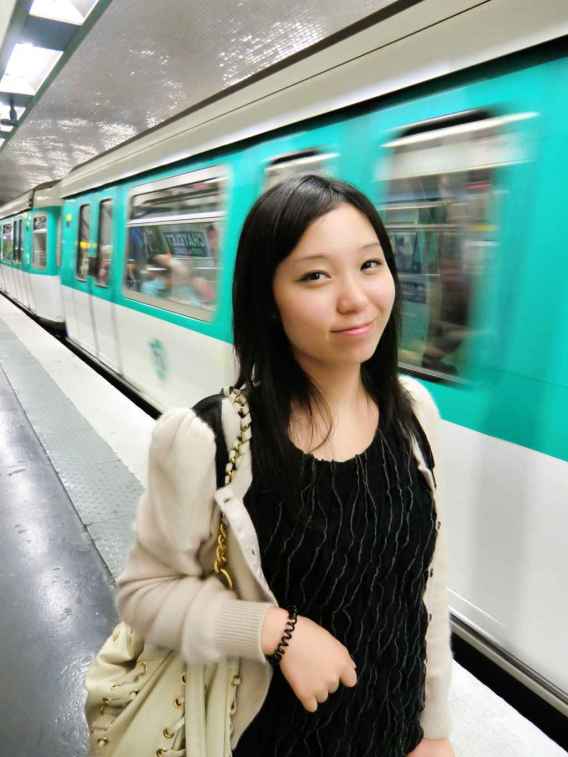 Une chinoise enseigne le chinois