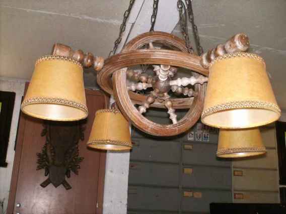 Lustre ancien en bois à 4 lampes