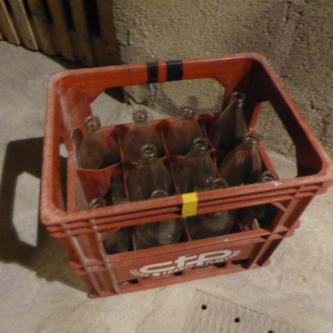 48 bouteilles vides de jus de pommes et 4 casiers à bouteilles en PVC