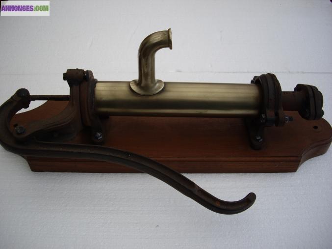 Pompe ancienne laiton