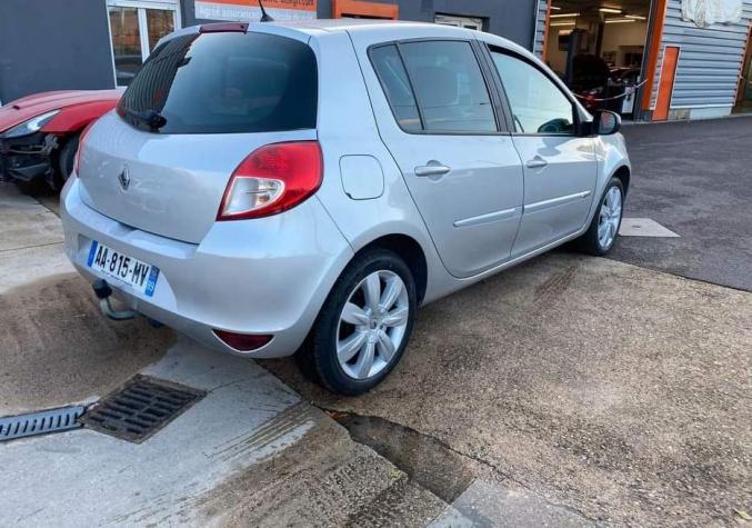 Renault Clio d'année : 2009 avec 92.000km réels au compteur, son carburant est diesel et a comme boite de vitesse : manuel CT OK