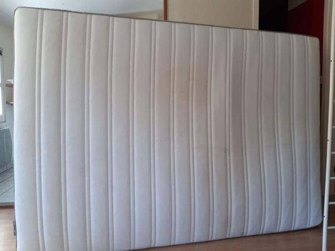 Matelas 140x200cm à vendre urgent
