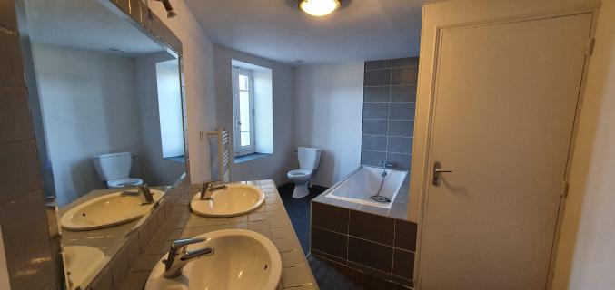 Maison individuelle rénovée avec jardin clos et garage avec abri à bois.