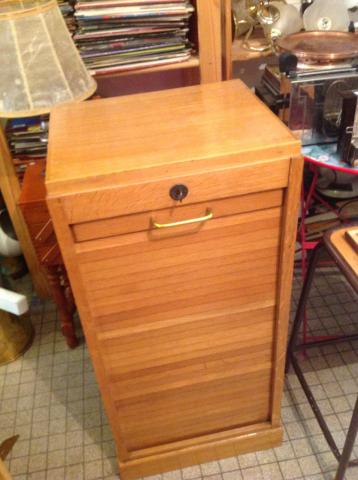 Très beau vide grenier dans un ancien bar