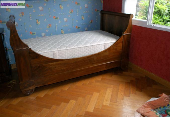 Lit une place noyer massif