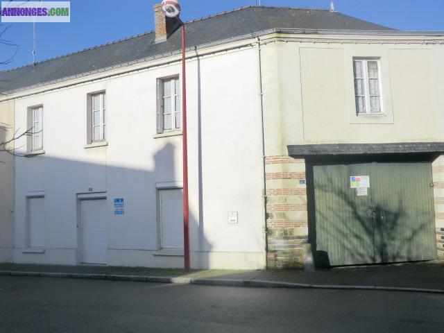 Grande maison avec nombreux garages