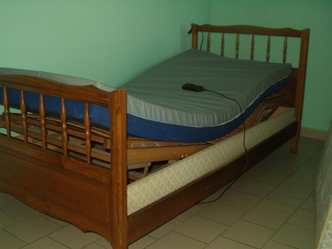 Lit électrique + matelas anti-escarres