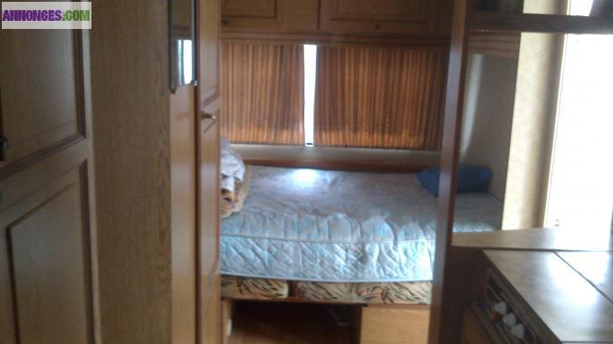 Caravane sur terrain de camping