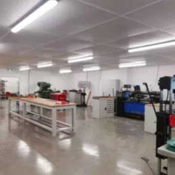 Manosque : Exceptionnel local d'activité, dont grande salle blanche, à vendre