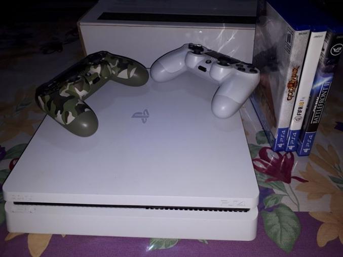 PS4 + 2 manettes + 3 jeux