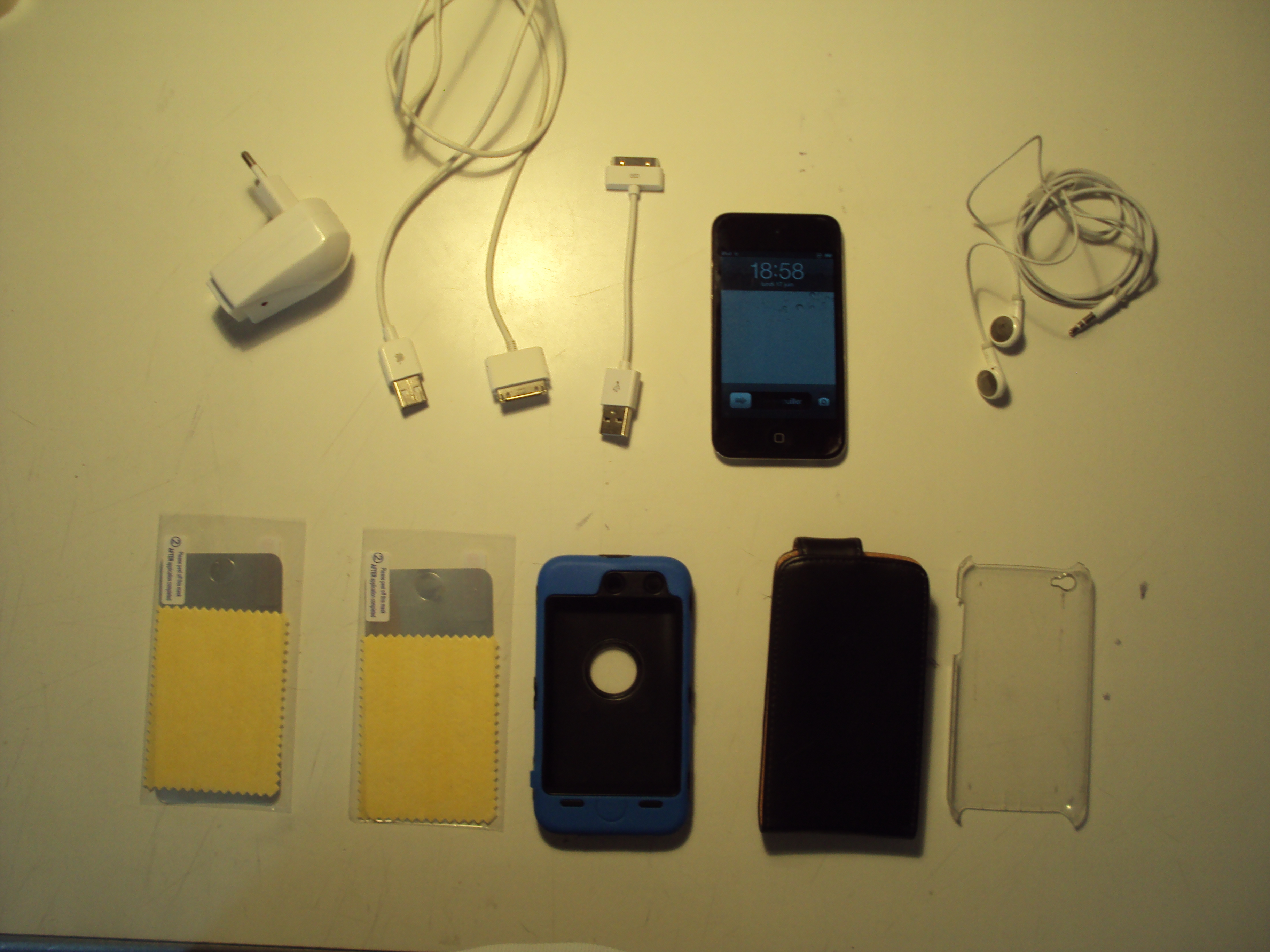 Apple Ipod touch 4g 8go + accessoires