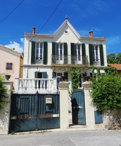 Maison Napoléon III , 4 Ch. garage , jardin .