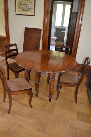 Table et chaises anciennes