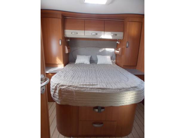 Couple donne CAMPING CAR ADRIA 690 SP