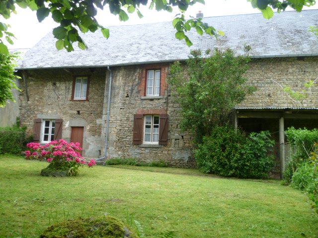Maison à rénover + grange + dépendances à SAINT-VICTOR-EN-MARCHE