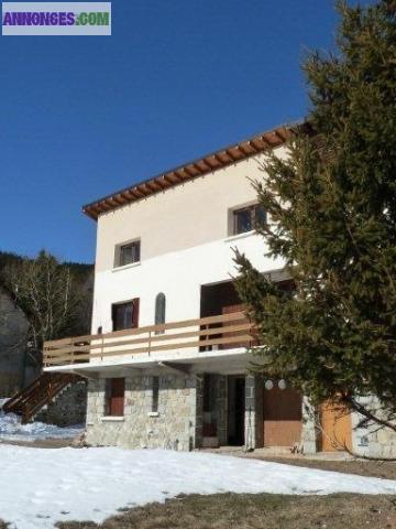 Grand Chalet a 3 minutes du centre Les Angles avec vue magnifique du lac et montagnes, Jardin et balcon.