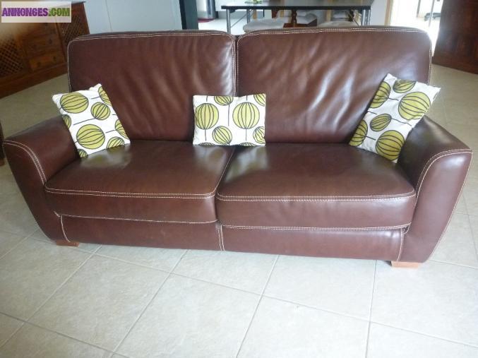 Canapé et fauteuil en vraie cuir marron surpiqué.