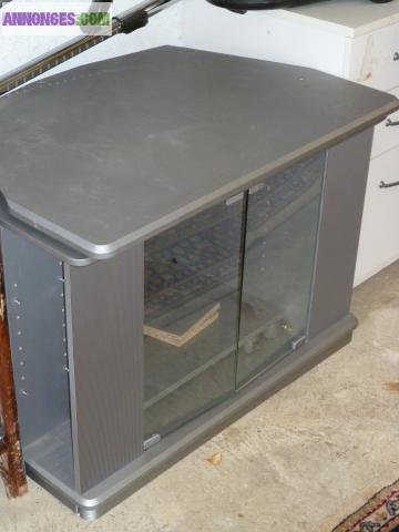 Meuble TV avec plateau tournant.