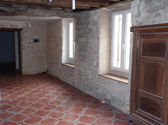 BELLE PETITE LONGERE EN CENTRE BOURG