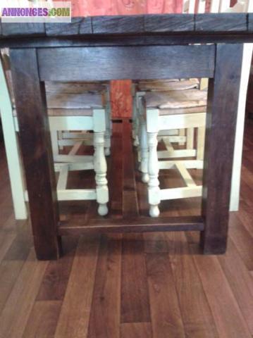 BELLE TABLE EN CHENE MASSIF ET SES 6 CHAISES