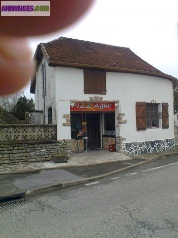 Pizzeria-épicerie dans petit village basque sur chemin de Compostelle
