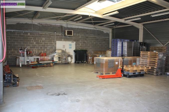 Batiment avec bureau, entrepôt et atelier