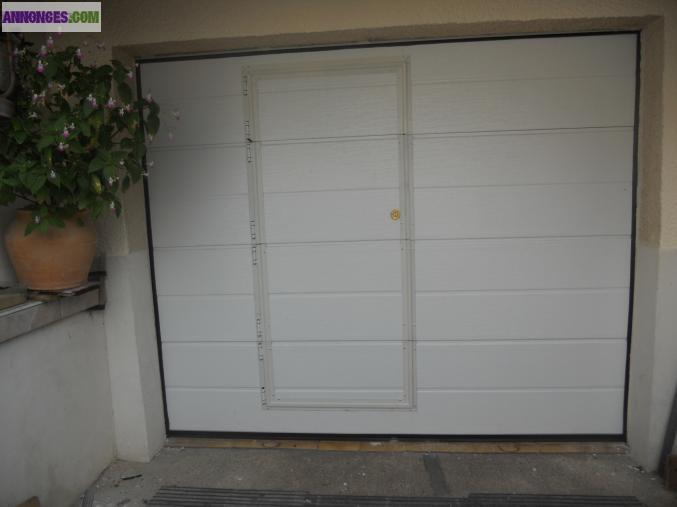 Porte de garage sectionnelle avec portillon