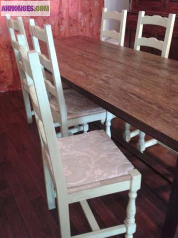 BELLE TABLE EN CHENE MASSIF ET SES 6 CHAISES