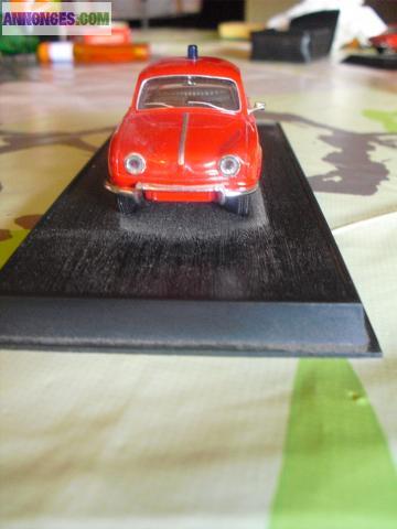 Voiture RENAULT DAUPHINE véhicule de liaison 1960 sur socle