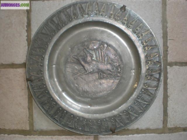 2 vieilles assiettes probablement en etain