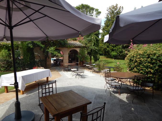 Mobiliers et materiels hotellerie , restauration , reunion et piscine.