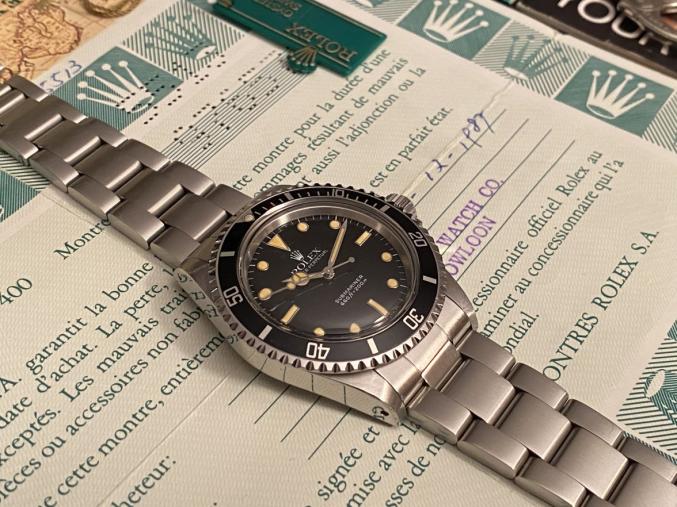 Rolex Submariner 5513 de 1987. Boîte et papiers. Patine tueuse. Certificat de garantie perforé.