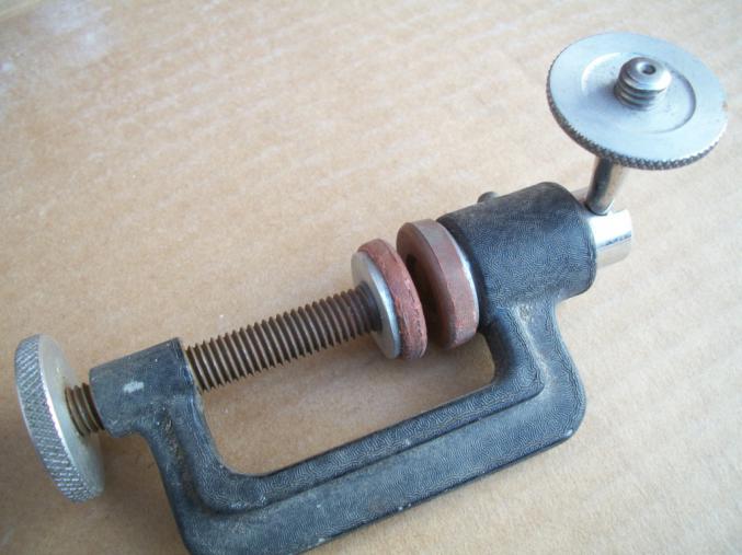 Serre joint avec fixation a rotule pour appareils divers