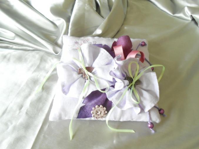 Coussin d'alliances en colorie parme