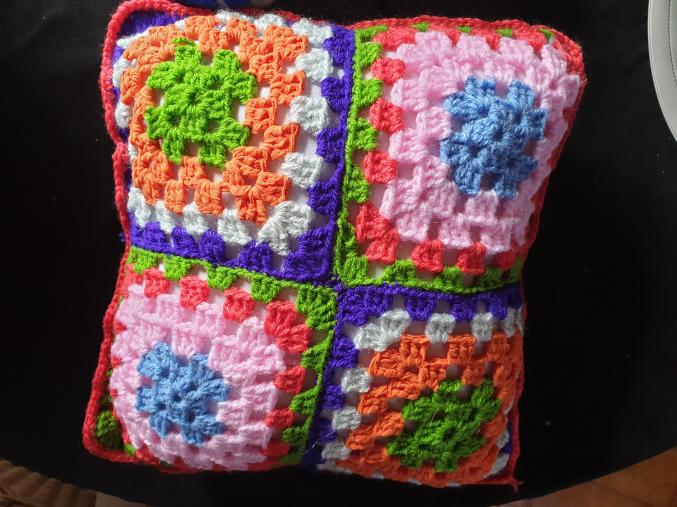 Je vends coussins et tais au crochets multicolores