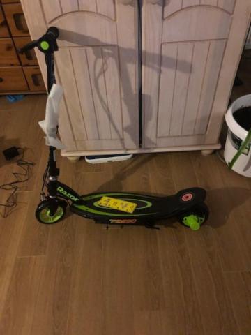 Vends trotinette pour enfants neuve marque razor