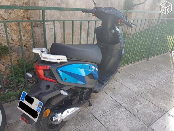 OCCASION A NE PAS RATER: SCOOTER ETAT NEUF A 699 EUROS SEULEMENT
