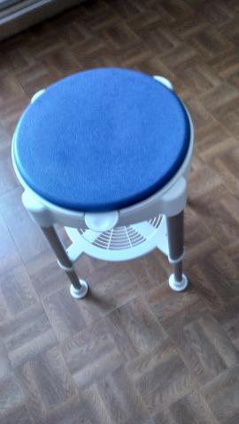 Banc de douche pivotant