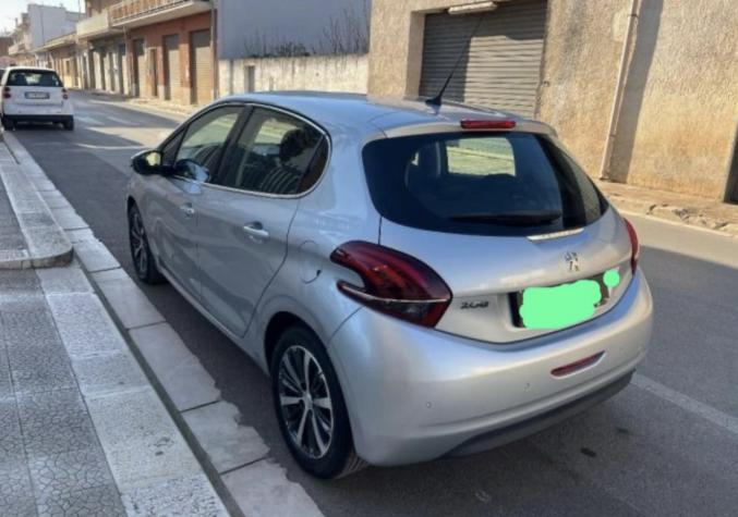 Belle Peugeot 208